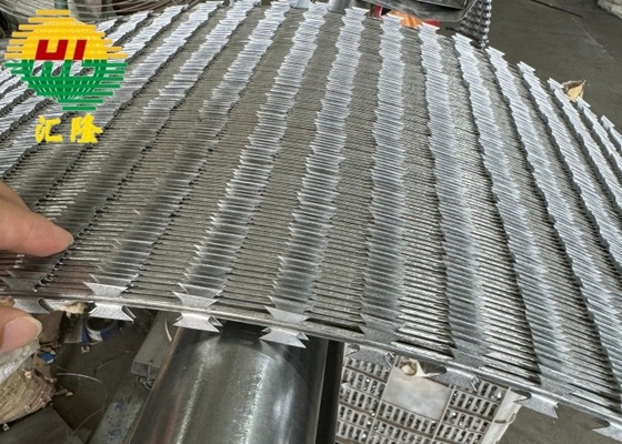 Electro Or Hot Dipped Galvanized BTO16 BTO18 Concertina Barbed Wire Rust Resistance